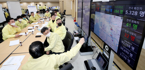 인천시의회는 3월 4일 오후 인천시 재난안전대책본부를 방문해 코로나19 상황 관련 보고를 받고 근무자를 격려했다. (사진=인천시의회)
