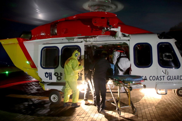 인천해양경찰서는 인천 자월도의 한 식당에서 발생한 화상 응급환자를 헬기를 이용해 긴급 이송했다. (사진=인천해양경찰서)
