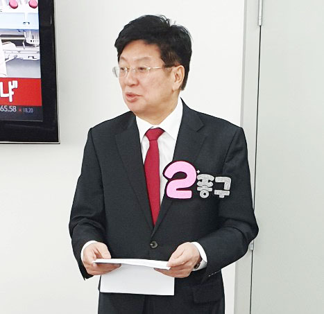 미래통합당 이종구(3선, 강남갑) 의원은 9일 광주시선관위에 예비후보 등록을 마친 후 공식 출마를 선언했다.