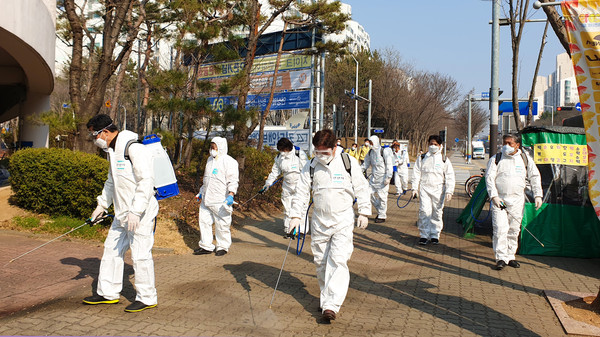 안산시의회 의원들이 3월 7~8일 진행된 시 방역 활동에 참여했다. 사진은 8일 상록구 이동 일대에서의 방역활동 모습. (사진=안산시의회)