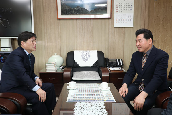 3월 12일 군포시청 시장실에서 한대희 군포시장(사진 왼쪽)과 김상돈 의왕시장(사진 오른쪽)이 두 도시의 상생협력 방안을 논의하고 있다. (사진=군포시)