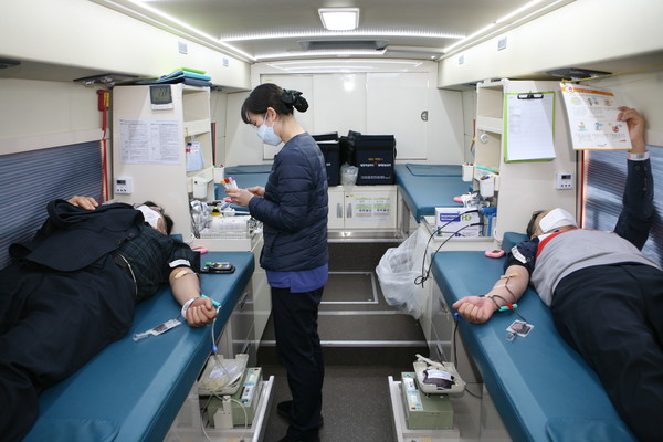  김상길 이사장과 직원들이 단체 헌혈을 하고 있다. (사진=인천환경공단)