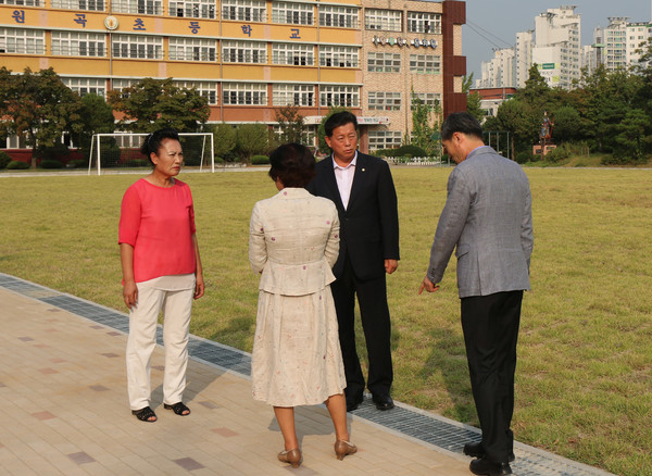 2017년 9월 원곡초 천연잔디 운동장 개장을 기념해 김명연 의원이 학교 운동장을 둘러보고 있다. (사진=김명연 의원 사무실)