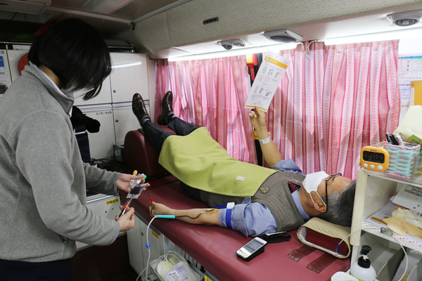 경기관광공사 임직원들이 신종 코로나19으로 인한 혈액 부족을 극복하기 위해 나눔 헌혈에 참여하고 있다. (사진=경기관광공사)