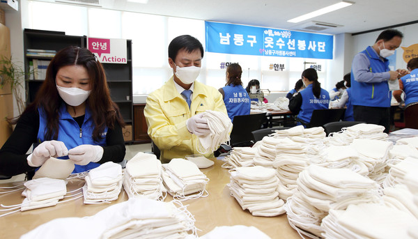 인천 남동구에서는 17일 감염위험이 상대적으로 높은 남동구 우체국 집배원들에게 자원봉사자들이 직접 제작한 감염 예방을 위한 필터교체용 면 마스크 600개를 전달했다. 