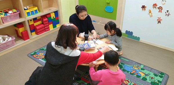 의정부시육아종합지원센터는 코로나19로 인한 가정 양육스트레스 해소와 영유아 발달을 지원하기 위한 ‘찾아가는 놀이프로그램’을 제공하고 있다. (사진=의정부시)