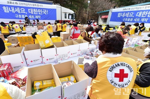 박남춘 시장이 지난 6일 대한적십자사 인천지사에서 봉사활동을 하고 있다. (사진=인천시)
