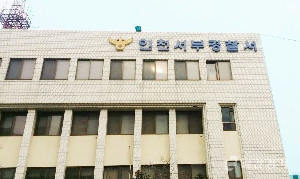 인천 서구의 한 금은방에 들어가 진열장을 부수고 수천만원 상당의 금목걸이를 털어 달아난 10대 2명이 경찰에 붙잡혔다. 