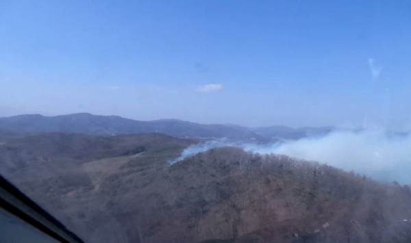 23일 오후 2시5분께 양평군 양동면 단석리 산111 일원에서 산불이 발생해 산불진화헬기 3대를 투입하여 진화하고 있다. (사진=산림청)