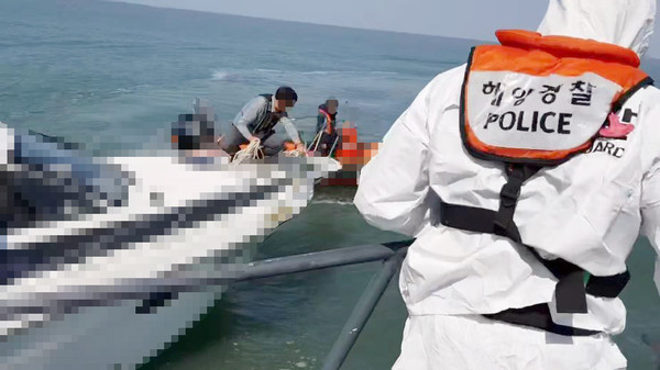 3월30일 인천해양경찰서에 따르면 이날 오전 10시39분께 인천 영종도 을왕리해수욕장 인근 해상에서 레저보트 A 호(2톤·승선원 7명)가 표류 중이라는 신고를 받고 출동해 안전하게 구조했다. (사진=인천해양경찰서)