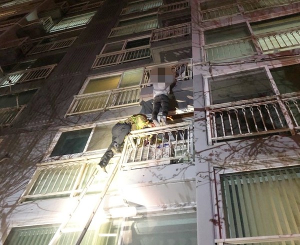 안산소방서는 3월31일 밤 9시24분께 안산시 광덕3로 A 아파트 4층 베란다에  매달려 있던 20대 남성을 구조했다. (사진=안산소방서)