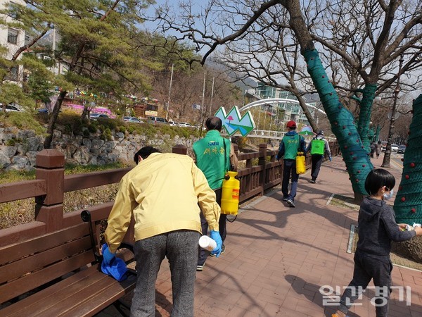 3월 31일에 안양시민들은 안양예술공원 일대에서 방역봉사를 실시했다. (사진=안양시)