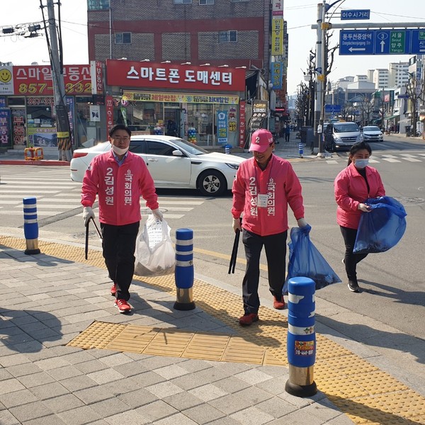 김성원후보가 동두천시내에서 거리청소 봉사활동을 펼치며 주민들과 인사를 나누고 있다.