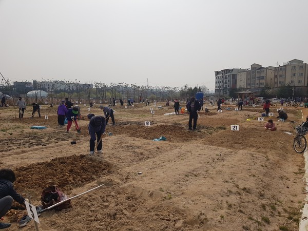 인천 계양구는 4월 1일, 어르신들의 활기차고 건강한 노후생활을 지원하기 위해 작은 밭을 무료로 제공하는  ‘2020년 계양 실버농장’을 개장했다. (사진=인천 계양구)