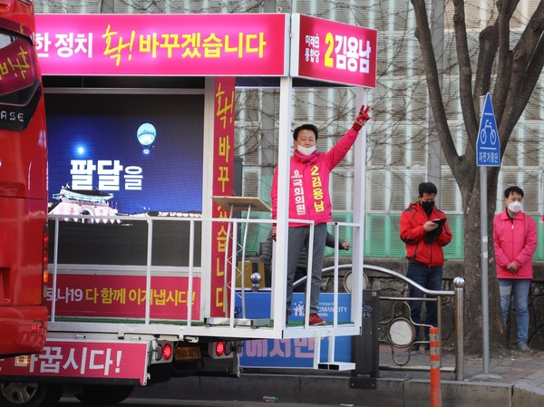 김용남 수원시 팔달병 후보는 2일, 오는 4월 15일에 열리는 제 21대 국회의원 선거 공식 선거운동기간의 첫날을 맞아 수원 화서역 앞에서 첫 거리유세를 갖고 본격적인 선거운동의 출발을 알렸다. (사진=김용남 후보 선거사무실)