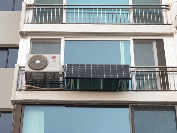 의왕시는 시민이 직접 전력생산에 참여하는 ‘2020년 공동주택 미니 태양광 보급지원 사업’을 시행한다. 시는 사업 신청 가구당 기본적으로 1W당 1천608원을 지원한다. 아파트에 설치된 미니 태양광 시설(사진=의왕시)