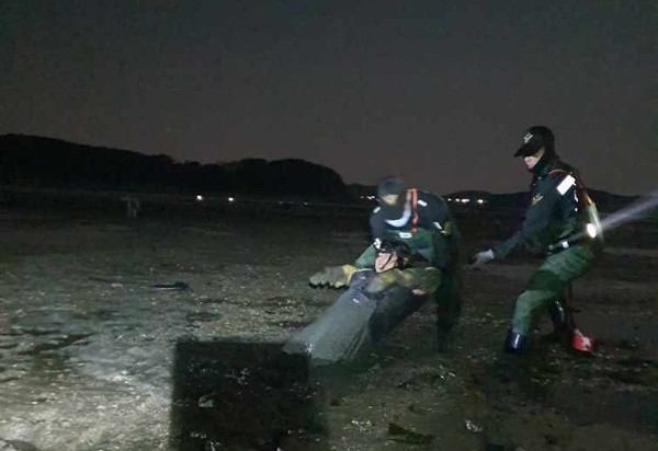 4월 9일 인천해양경찰서에 따르면 전날 오후 11시31분께 인천 옹진군 향도 인근 갯벌에 20대 여성 A 씨가 빠졌다는 신고를 받고 영흥파출소 경찰관을 급파해 안전하게 구조했다. (사진=인천해경)