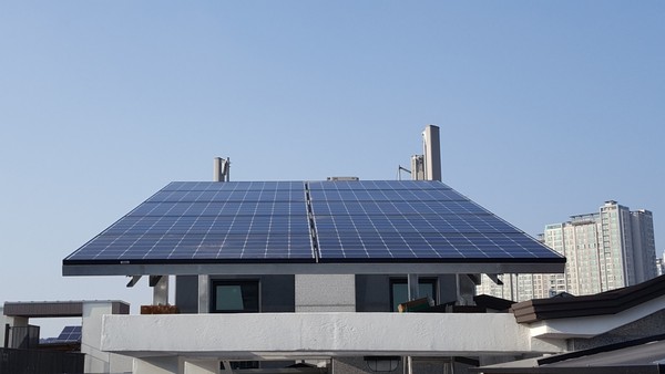 인천 동구는 14일, 친환경 에너지인 태양광·태양열·지열 등을 이용한 에너지 설비를 집에 설치하면 그 설치비용의 일부를 보전해 주는 '2020년 신재생에너지보급(주택지원)사업'을 실시한다고 밝혔다. (사진=인천 동구)
