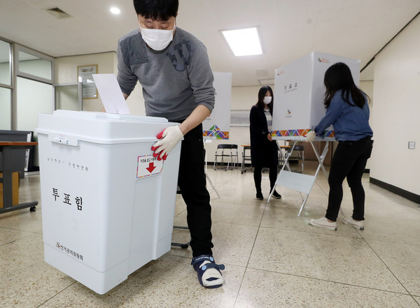  제21대 총선을 하루 앞둔 4월 14일 오후 인천시 동구 화도진도서관에서 동구선거관리위원회 관계자들이 투표소를 설치하고 있다. (사진=연합뉴스)