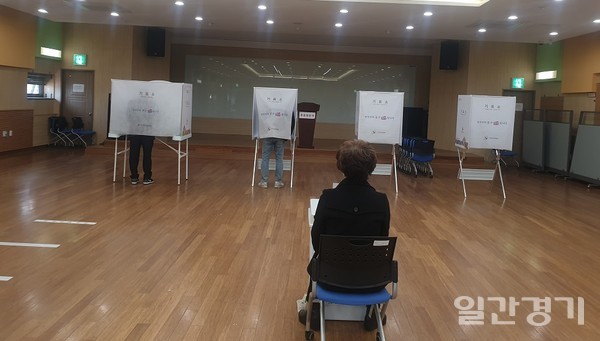 인천 서구 청라2동 행정복지센터에 마련된 제7선거구에 기표소에서 시민들이 투표를 하고 있다. 현재 전국 투표율은 11.4%를 기록한 가운데 인천 서구 투표율은 10.7%로 전국 평균보다 비교적 낮다. (사진=김동현 기자)