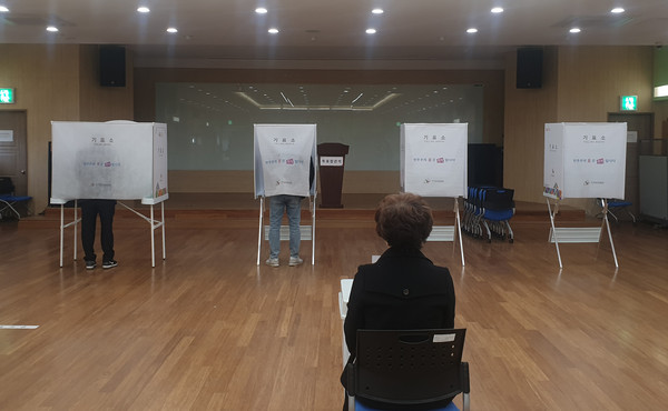 경기도와 인천시의 제21대 총선 투표율이 각각 65.0%와 63.2%인 것으로 잠정 집계됐다. 이는 전국 투표율인 66.2%(선거인수 4399만4247명 중 2912만7637명 투표)에 못 미치는 수치다. 사진은 인천 서구 청라2동 행정복지센터에 마련된 제4투표소의 기표소에서 시민들이 투표를 하고 있는 모습. (사진=김동현 기자)