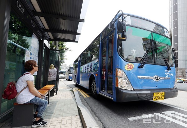 인천 시내버스가 코로나19의 장기화로  버스노선 개편 시행시기를 5개월 연기하기로 전격 결정했다. (사진=인천시)