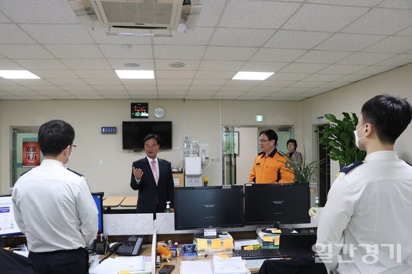최춘식 국회의원 당선인이 20일 가평소방서를 방문했다. (사진=가평소방서)