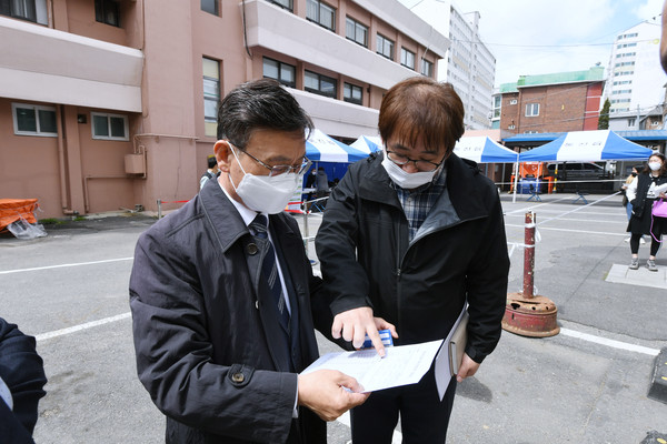 정하영 시장은 21일 통진읍행정복지센터와 신김포농협을 찾아 선불카드 배부 현장을 점검하고 근무자들을 격려했다. (사진=김포시)