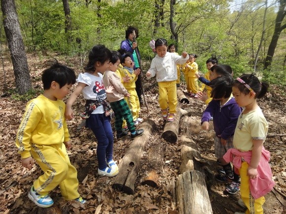 인천산림조합은 산림교육프로그램을 운영해 유아 및 어린이들에게 자연의 소중함을 일깨워주고 있다. 먼저 도시숲 자연학교는 도심 속 숲에서 자연을 만나는 유아대상 산림교육 프로그램이다. (사진=인천산림조합)