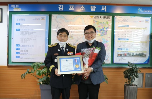 권용한 김포소방서장(왼쪽)이 대림엔지니어링 대표 김양수씨에게 화재진압 유공 표창장을 수여했다. (사진=김포소방서)