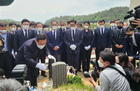 주호영 원내대표단과 함께 5·18 민주묘지를 둘러보는 송석준 의원. (사진=송석준 의원 사무실)