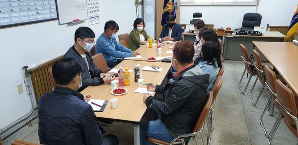 5월 20일 김경호 도의원과 가평소방서 의용소방대 대원들이 코로나19 확산방지를 위한 간담회를 가졌다. (사진=가평소방서)