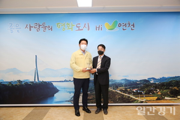 연천군은 한국환경정책평가연구원 이수재(오른쪽)씨에게 명예군민패와 명예군민증을 수여했다. (사진=연천군)
