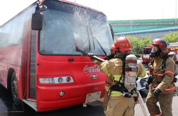 김포소방서는 29일 오전 김포소방서 차고 앞에서 실제 버스를 이용한 버스화재 진압 및 인명구조 훈련을 실시했다. (김포소방서)