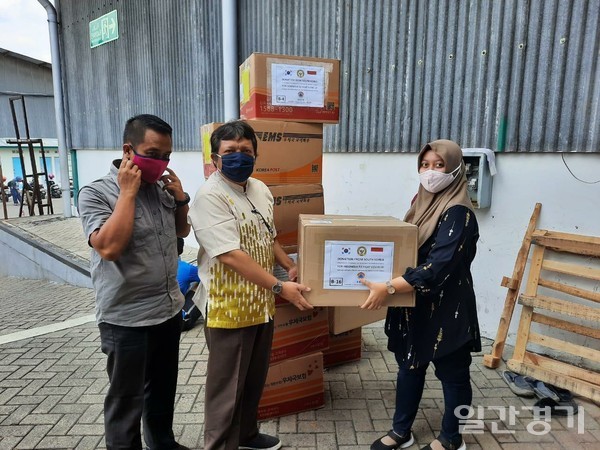신한대학교는 코로나19로 신음하고 있는 인도네시아에 지난달 30일에 일회용 마스크와 신한대에서 개발한 제품인 케이파워를 인도적 차원으로 기부했다. (사진=신한대학교)