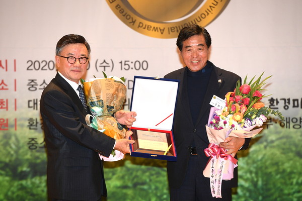 윤화섭 안산시장(오른쪽)이 10일 서울 중소기업DMC타워에서 열린 대한민국 환경대상에서 환경교육 본상을 수상하고 있다. (사진=안산시)