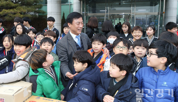 지난해 인천남동구 지역 내 초등학교를 찾아 아동들과 즐거운 한 때를 보내고 있다. (사진=인천 남동구)