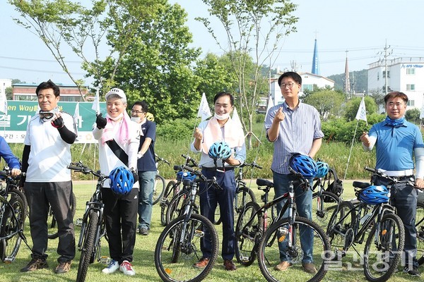 20일 열린 '오산천에서 평택호까지 자전거도로 연결 기원 행사'에서 곽상욱 오산시장(왼쪽에서 두번째)와 정장선 평택시장(왼쪽에서 3번째)가 기념사진을 촬영하고 있다. (사진=평택시)