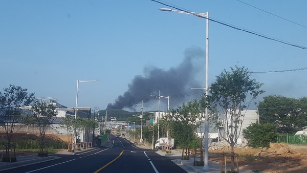 주말동안 김포시에서 2건의 화재가 발생했다. 사진은 하성면 석평로에 위치한 절삭공장에서 난 불로 시커먼 연기가 하늘을 덮고 있다. (사진=김포소방서)