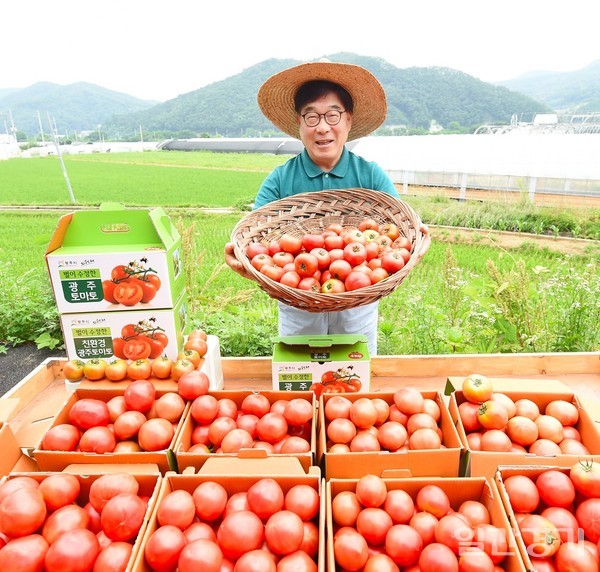 신동헌 광주시장이 토마토 판매를 위해 앞장서고 있다. (사진=광주시)