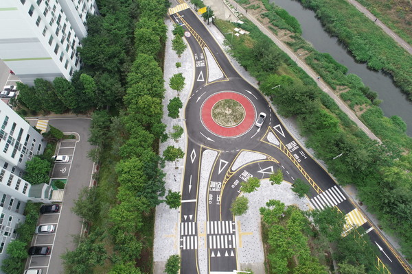 안산시는 교통환경 개선 및 사고 예방을 위해 상록구 사동 마로니에공원 앞 삼거리에 회전교차로를 설치했다. 