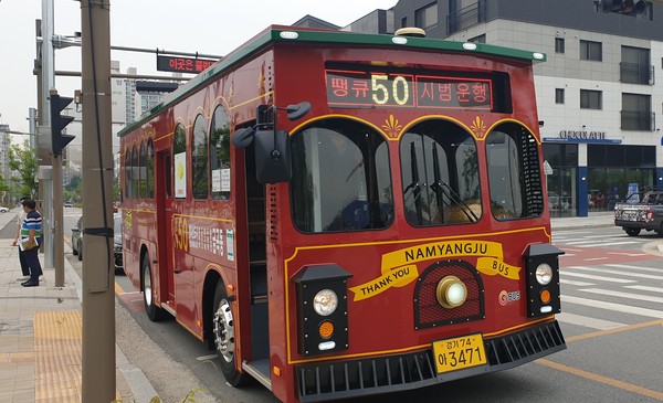 남양주시가 24일부터 전국 최초로 시내버스 노선에 트롤리버스를 투입해 운행을 시작한다.