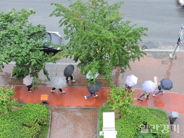 장마가 시작된 24일 우산을 쓴 시민들이 인천 부평대로 거리를 걷고 있다. 비가 내리면서 며칠간 계속 이어지던 무더위도 한풀 꺾였다. 이날부터 내리기 시작한 장마비는 25일 밤에 대부분 그칠 것으로 보이며 미세먼지는 강수의 영향으로 '좋음'~'보통' 수준을 보일 것으로 예측된다. (사진=김동현 기자)