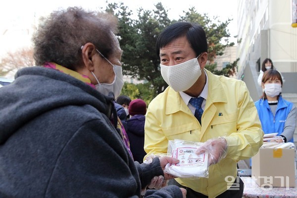 이강호 인천 남동구청장이 직접 만든 마스크를 남동구민들에게 나눠주고 있다. (사진=인천 남동구)
