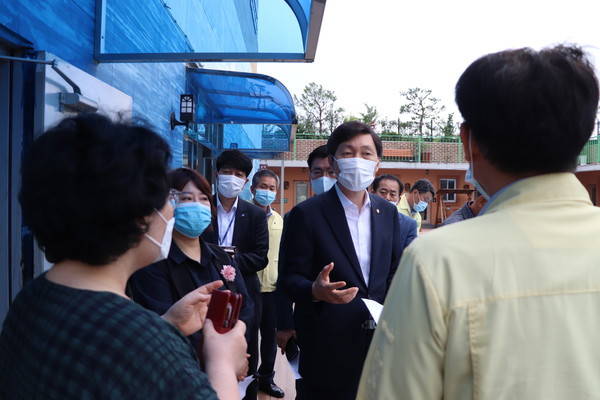 김민철(민주당, 의정부을) 의원이 26일 민락동 소재 물탱크 사고 수습 현장을 방문했다. (사진=김민철 국회의원)