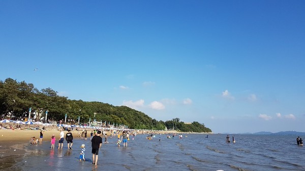 강화군 대표 하계휴양지인 동막해변과 민머루해변이 7월1일부터 8월31일까지 62일간 개장한다. 사진은 동막 해변. (사진=강화군)
