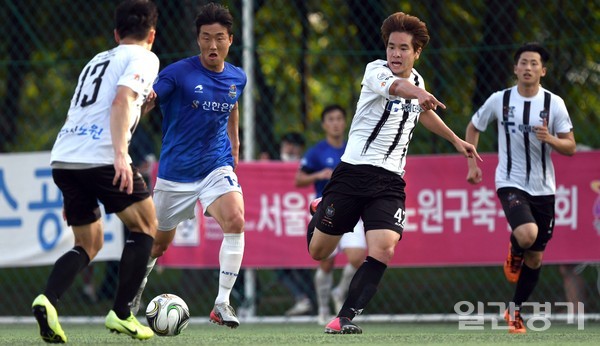 인천남동축구단이 포천시민축구단 상대로 2-0으로 승리를 거뒀다. 이날 골 획득에 성공한 유동규가 포천시민축구단 수비수를 제치고 있다. (사진=인천남동축구단)