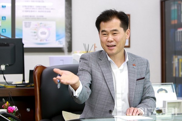 후반기 부천시의회를 이끌어 갈 이동현 의장이 앞으로의 의정 계획에 대해서 설명하고 있다. (사진=강성열 기자)
