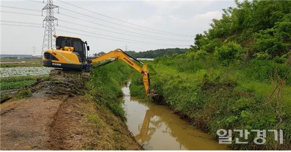 한국농어촌공사 경기지역본부는 배수로 퇴적물 및 수초제거를 실시하고 있다. (사진=한국농어촌공사)