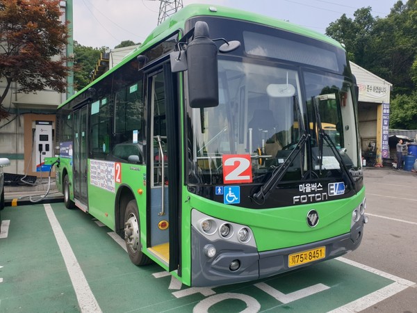 하남시는 전기버스 보급 사업으로 어진마을~이마트 구간을 운행하는 2번 마을버스 노선에 전기버스 2대를 최초로 도입해 지난 1일부터 운영 중이라고 밝혔다. (사진=하남시)
